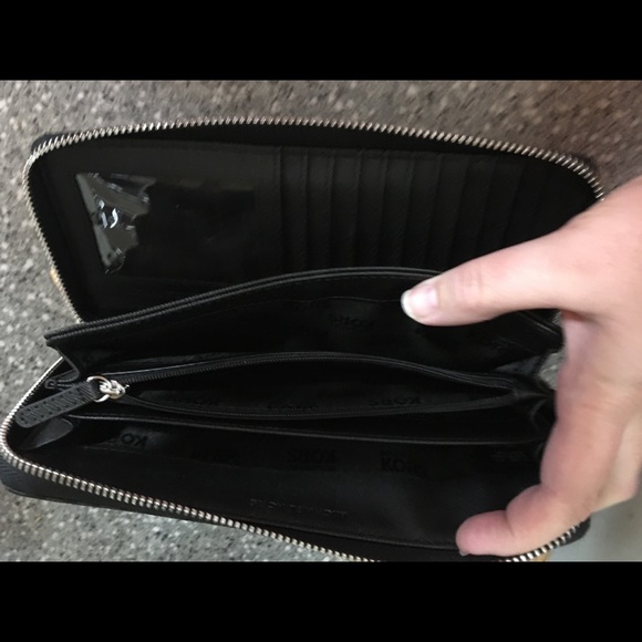 Michael Kors Wallet - Picture 6 of 8